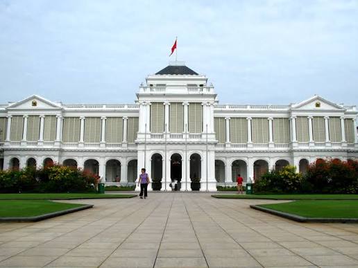 The Istana’s white neoclassical facade and central flagpole